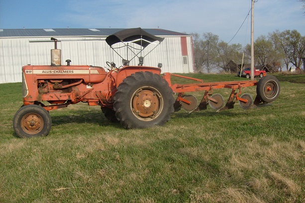 ALLIS-CHALMERS D-17 Tractor Plowing 